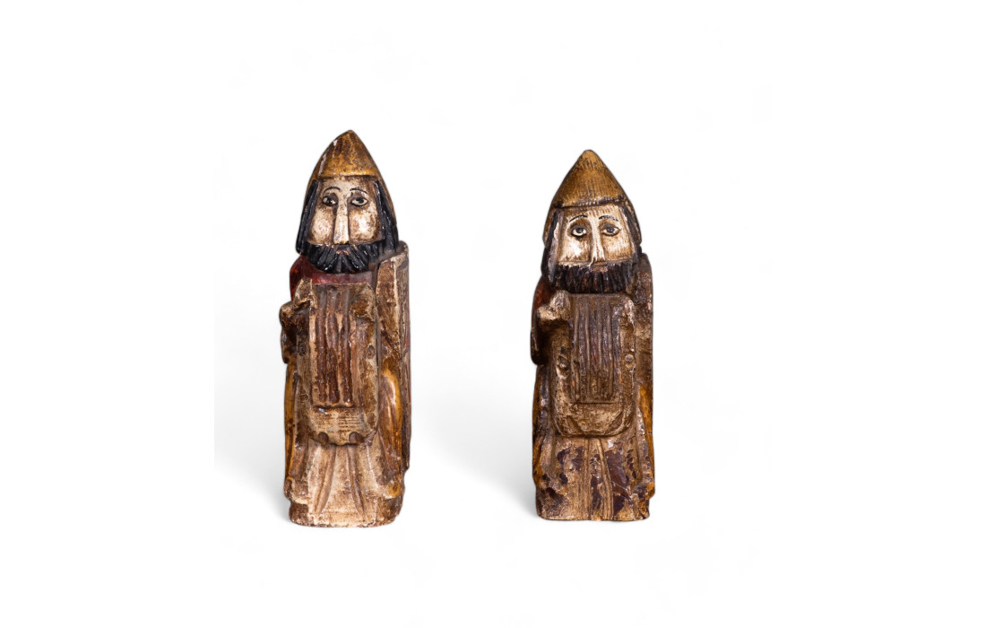 Coppia di statuette cavalieri crociati in legno
