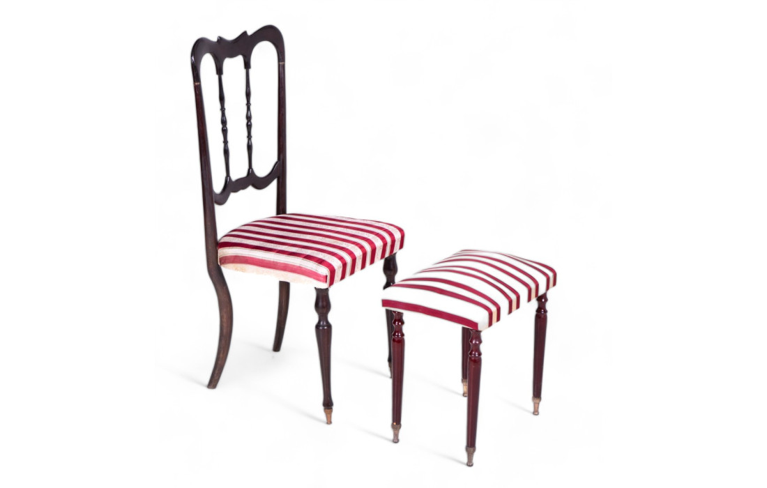 Stuhl im viktorianischen Stil mit Fußstütze